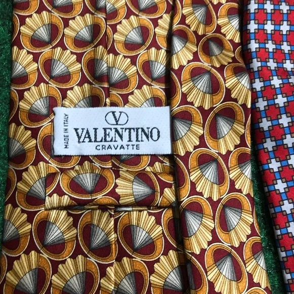 Valentino Burgundy Red & Gold Fleur-de-lis pattern 100% Silk NECK TIE - Picture 2 of 6